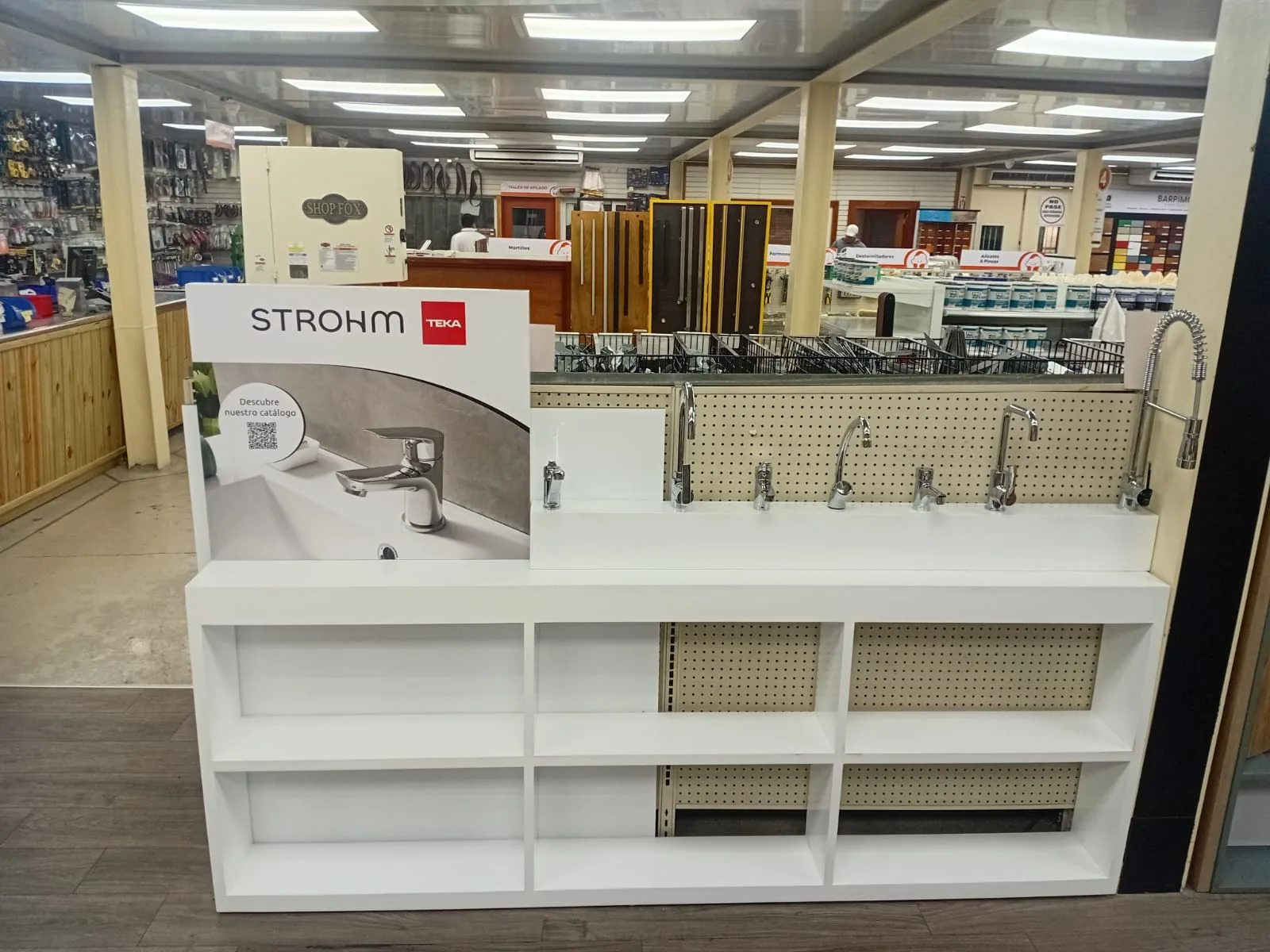Exhibidor comercial fabricado para punto de venta