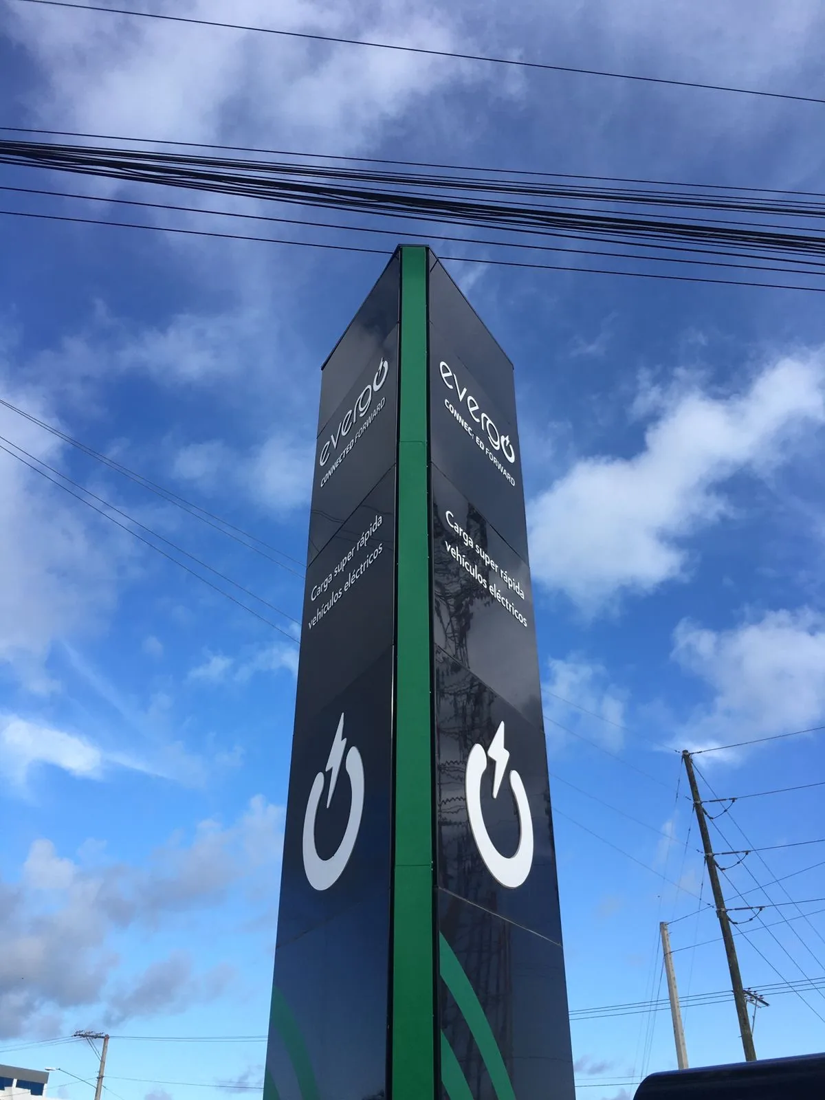 Monolito de señalización comercial exterior