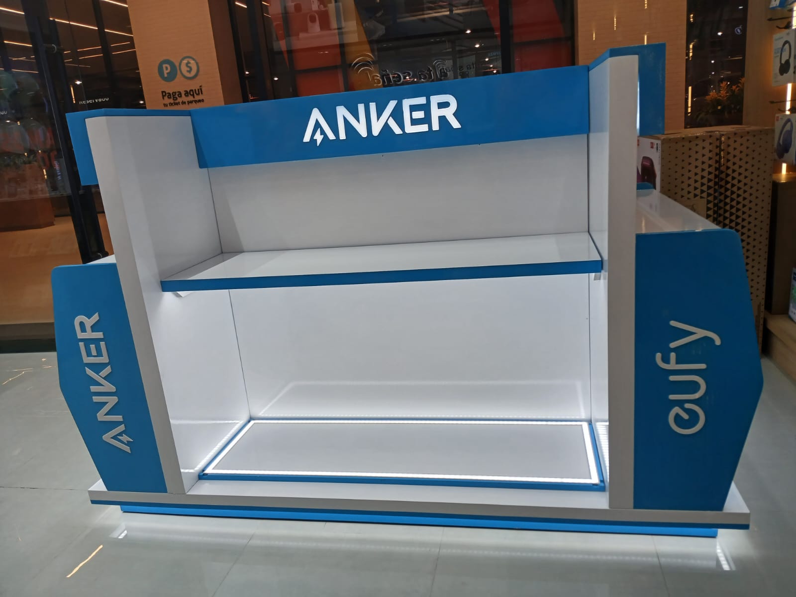Exhibidor Anker fabricado a la medida para productos tecnológicos
