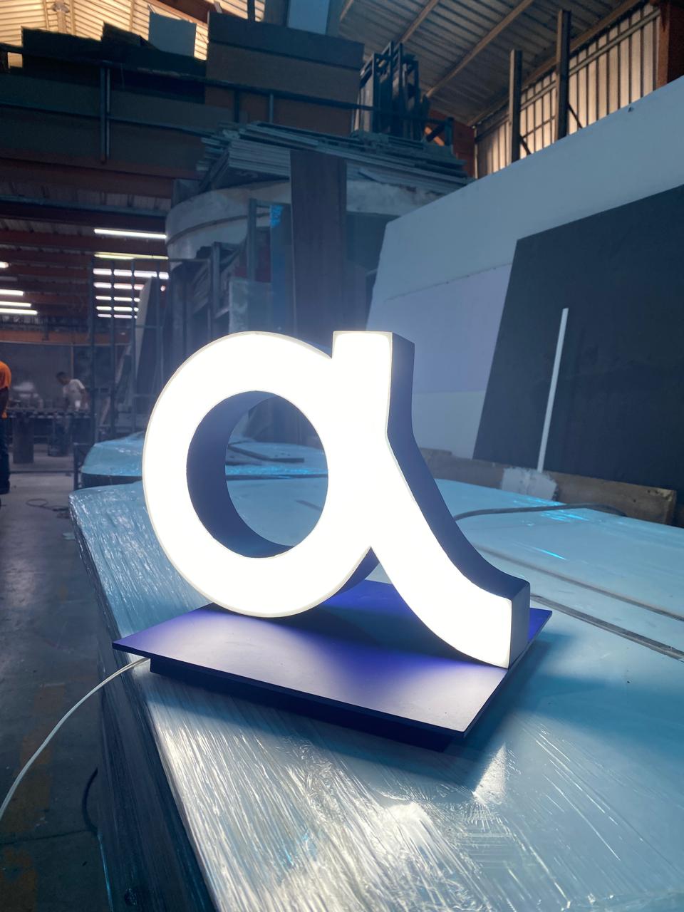 Isotipo corporativo luminoso fabricado para instalación interior