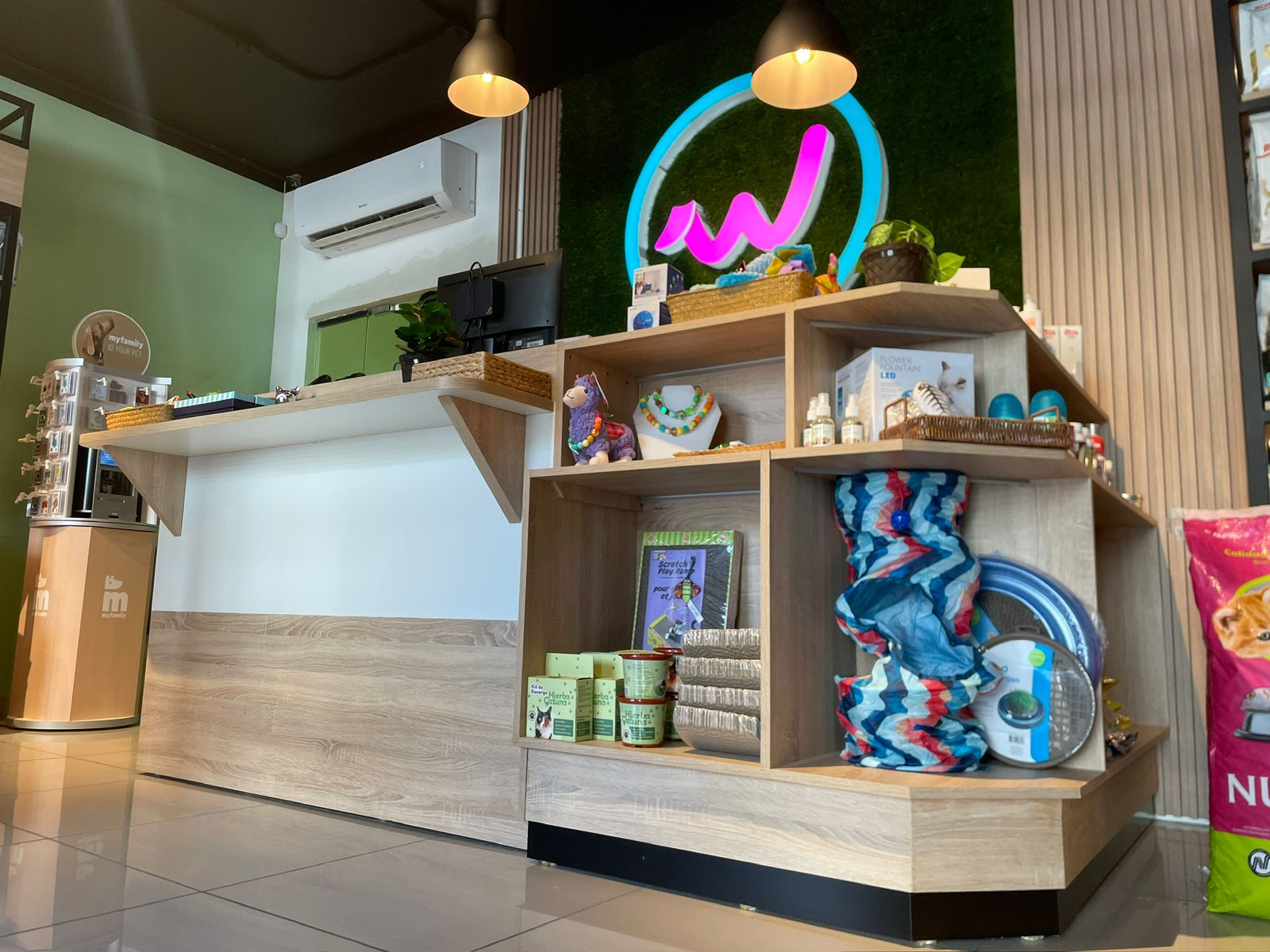 Kiosco comercial ambientado con madera, color e iluminación