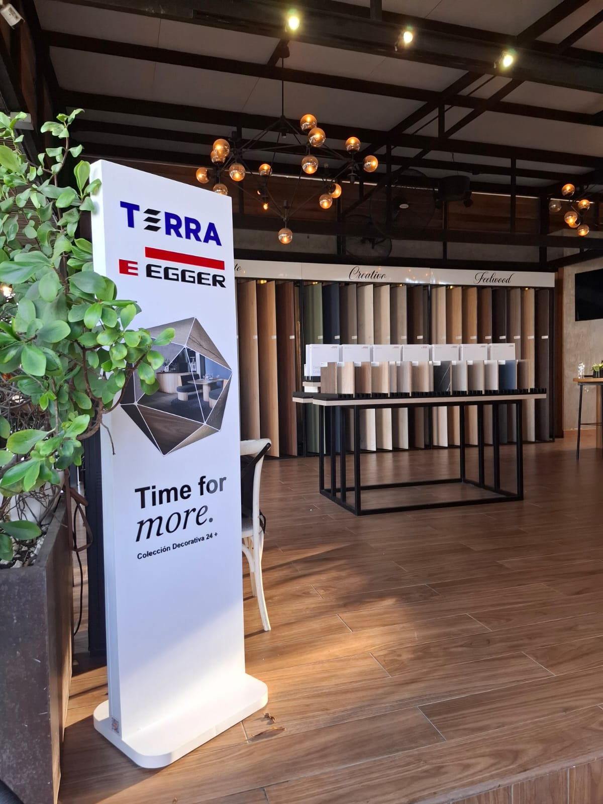 Espacio comercial Terra organizado para exhibición de materiales