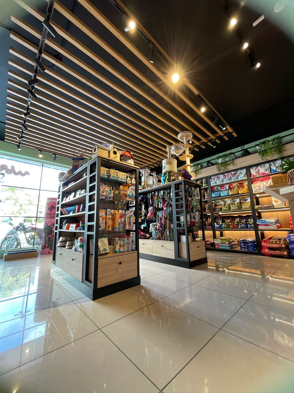 Pasillo comercial con mobiliario, iluminación y circulación coordinados