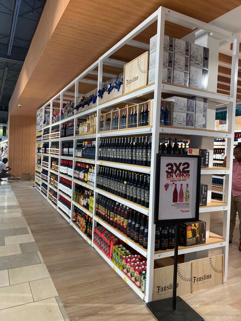 Góndolas comerciales distribuidas para aprovechar el área de venta