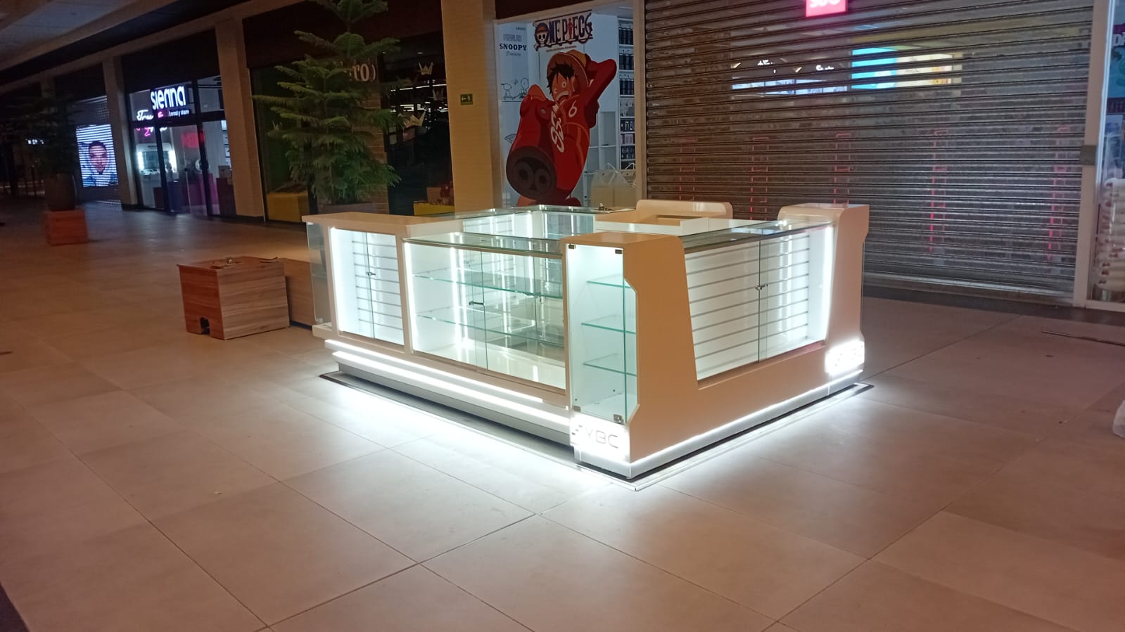Isla comercial terminada con vitrinas e iluminación funcional