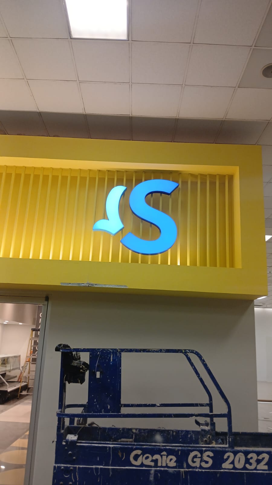 Rótulo luminoso Samsung integrado a un acceso comercial