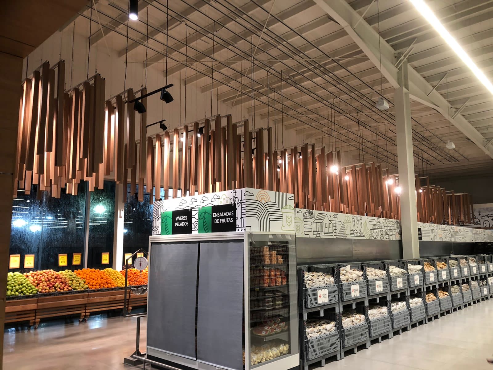Interior de supermercado con cielos, iluminación y exhibición integrados