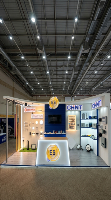 Tienda equipada con mobiliario, iluminación y comunicación visual