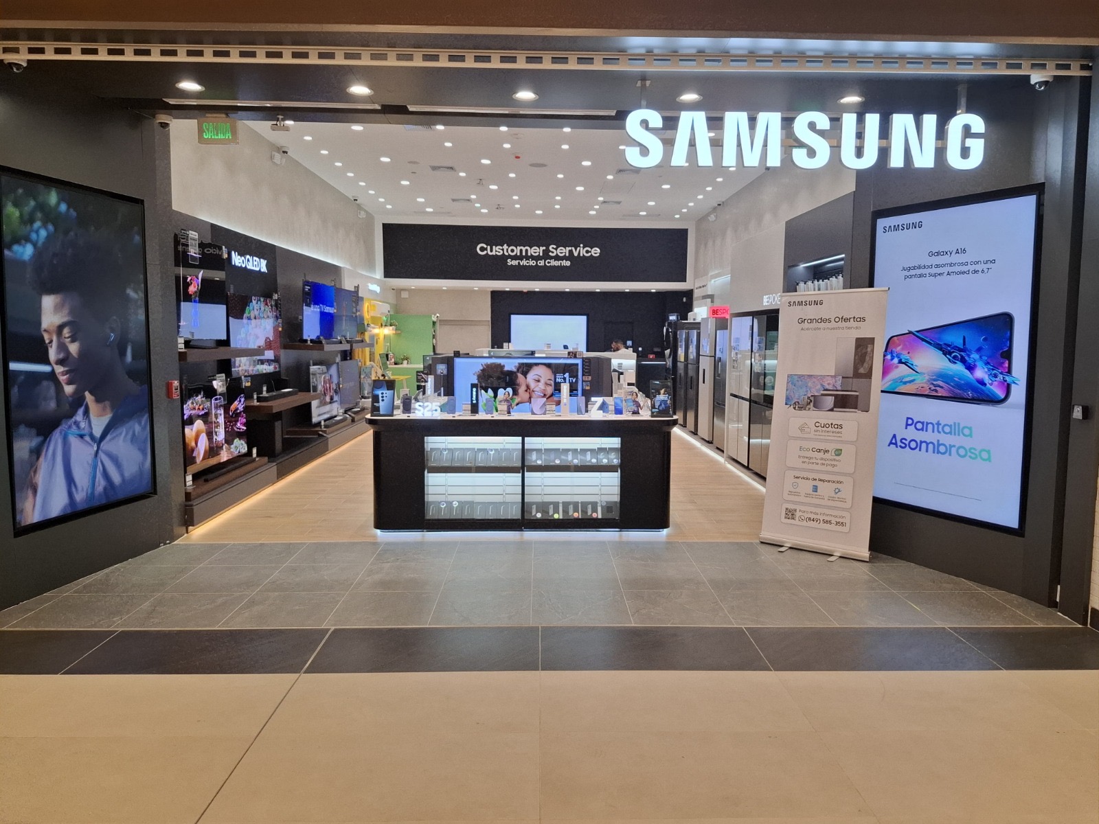 Tienda Samsung con fachada, iluminación y recorrido comercial definidos