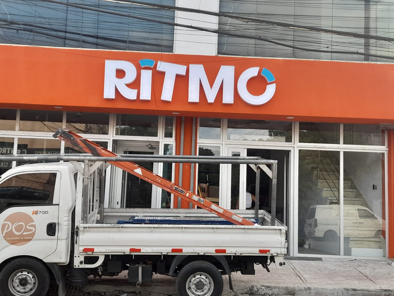 Adecuación de fachada comercial durante su proceso de instalación