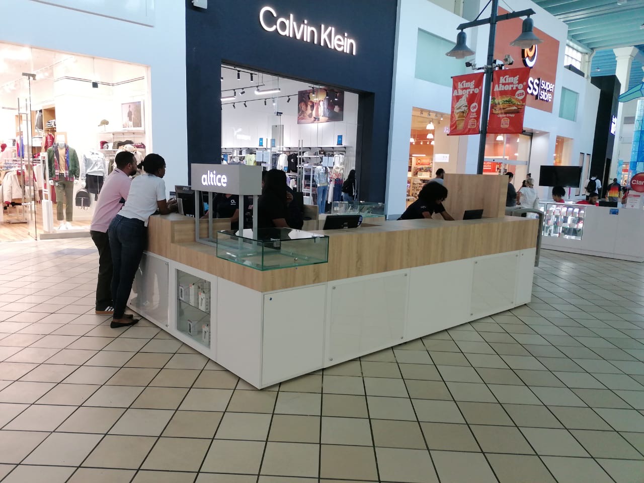 Kiosco Calvin Klein instalado y listo para recibir clientes